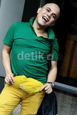 Gaya Ngejreng Ozy Syahputra