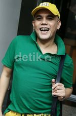 Gaya Ngejreng Ozy Syahputra