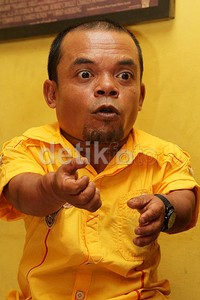 Sebelum mencoba ke Jakarta, pria kelahiran 10 Mei 1971 itu pun seperti sudah menjadi langganan bahan cacian dari warga kampungnya sendiri di desa Panyabungan di Tapanuli Selatan, Sumatra Utara.