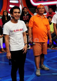 Ayah Olga terlihat mencolok dengan topi, polo shirt, dan celana oranye. Gusmun/detikFoto.