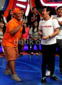 Olga dan ayahnya saat memeriahkan acara DahSyat di RCTI, Jakarta Barat, Senin (18/2/2013). Gusmun/detikFoto.