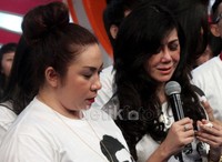 Sang ibunda, Amy tampak menangis. Gusmun/detikFoto.