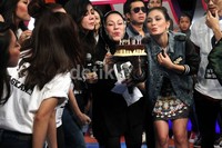 Para selebriti ramai-ramai meniup kue ulang tahun untuk Raffi. Gusmun/detikFoto.