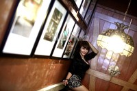 Roro Fitria berpose.
