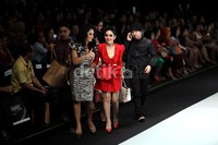 Syahrini dan Krisdayanti turut hadir dan menyaksikan acara pagelaran fashion show Hengki Kawilarang. (dok. detikFoto).