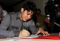 Irwansyah mendaftarkan dirinya sendiri sebagai calon anggota legislatif Partai Gerindra. (dok. detikFoto).