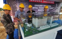 Direktur PT Sentul City Tbk Hartan Gunadi (kedua kanan) , Deputi Presiden Direktur Joe  Amantoy (kedua kiri), Direktur Sales & Marketing Syukurman Larosa (kiri) dan Direktur Redjianto (kanan) mengamati maket Sentul Tower Apartement Tahap II pada acara peluncurannya di Sentul City Bogor Jawa Barat. Dayat