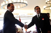 Ketua Umum KONI Pusat, Tono Suratman (kanan), menyalami Ketua Umum PB Pelti, saat acara pelantikan pengurus PB Pelti.