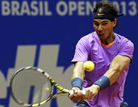 Nadal mengembalikan smash Nalbandian dalam final Brasil Terbuka. Reuters/Paulo Whitaker.
