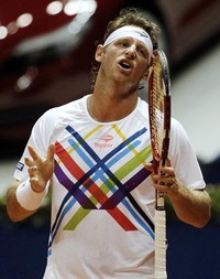Nalbandian  terlihat kecewa dengan kekalahan tersebut. Reuters/Nacho Doce.