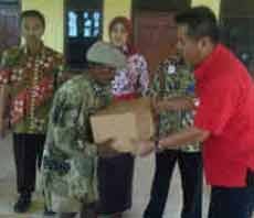 Telkomsel Serahkan 1.000 Paket Sembako Bagi Korban Banjir Bojonegoro