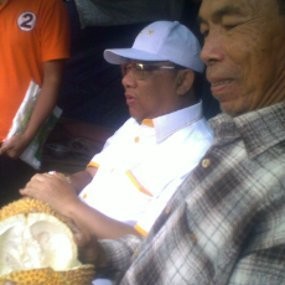 Kampanye di Pasar Caringin, Yance Borong Durian