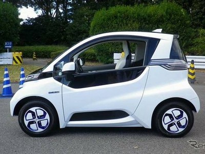 Menjajal Mobil Imut Honda