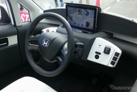 Kursi depannya berada tepat di bagian tengah, begitu Anda duduk di kursi pengendara, Anda melihat sebuah komputer tablet terpasang di depan. Tablet ini menampilkan berbagai informasi seperti jarak dan fungsi navigasi. (Dok Response)