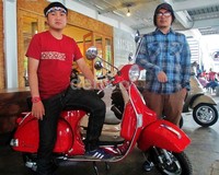Pecinta Vespa dari berbagai komunitas Vespa yang ada di Jakarta menghadiri peluncuran Vespa Weekender.