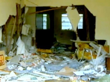 Bermesraan di Mobil, Eh Malah Nabrak Rumah