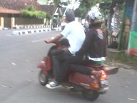 Oalah ternyata ada orang ketiga yang duduk tepat di bawah pengendara Vespa. Lagi ngapain mas di situ? (Foto Khoirul Anwar)