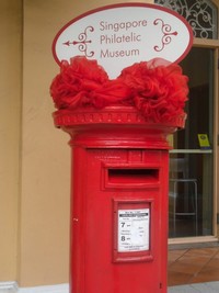 Kotak pos antik di depan museum. Museum ini buka Senin pukul 10.00-19.00, Selasa sampai Minggu pukul 09.30-19.00 malam waktu setempat (Aan/detikTravel)