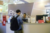 Traveler yang ingin melihat koleksi perangko dan ini wajib membeli tiket seharga SGD 6 (Rp 47 ribu) bagi orang dewasa dan SGD 4 (Rp 31 ribu) untuk anak-anak usia 3-12 tahun. Bagi yang sudah mengantongi tiket diberi stiker perangko Singapore Philatelic Museum warna pink (Aan/detikTravel)