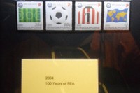 Perangko langka disimpan dalam display yang besar dan menarik, seperti perangko 100 tahun FIFA tahun 2004 dan Olympic-Athena 2004. Heritage Room memperlihatkan latar belakang dan budaya migran di Singapura (Aan/detikTravel)