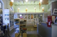 Puas melihat perangko unik, belum lengkap rasanya wisata tanpa membeli buah tangan. Pengunjung bisa membeli suvenir filateli di toko milik museum (Aan/detikTravel)