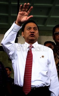 Agus Martowardojo melambaikan tangan kepada wartawan. Ramses/detikFoto.