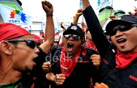 Massa berorasi sambil mengepalkan tangannya.