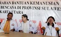 Wiranto berbincang dengan Hary Tanoe disela-sela konfrensi pers.