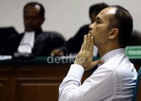 Hotasi Nababan saat mendengarkan pembacan putusan oleh majelis hakim. Ramses/detikFoto.