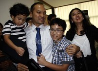 Hotasi langsung memeluk kedua anaknya. Ramses/detikFoto.