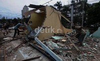 Bangunan tersebut berada di lahan milik PT KAI.