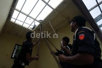 Petugas membongkar atap bangunan semi permanen tersebut.