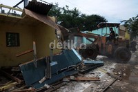 Pembongkaran juga dilakukan dengan alat berat.