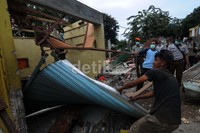 Warga turut membantu proses pembongkaran.