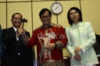 Wakil Ketua DPR Pramono Anung (tengah) menyerahkan palu pimpinan komisi kepada Ketua Komisi V  yang baru Laurens Bahang Dama disaksikan Ketua Komisi V yang lama Yasti Soepredjo Mokoagow. Ramses/detikFoto.