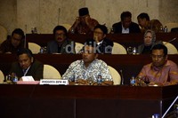 Sekretaris Fraksi PAN DPR Teguh Juwarno (tengah) memberikan penjelasan mengenai pergantian Ketua Komisi V dari Yasti kepada Laurens. Ramses/detikFoto.