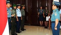Panglima TNI Laksamana TNI Agus Suhartono menerima laporan korps kenaikan pangkat Kepala Staf Angkatan Laut Laksamana TNI Marsetio dan Kepala Staf Angkatan Udara Marsekal TNI I.B. Putu Dunia. (Puspen TNI).