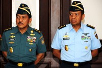 Kepala Staf Angkatan Laut Laksamana TNI Marsetio (kiri) dan Kepala Staf Angkatan Udara Marsekal TNI I.B. Putu Dunia (kanan). Pelaporan kenaikan pangkat tersebut berdasarkan Surat Perintah Panglima TNI Nomor : Sprin/ 351/ II/2013 tanggal 18 Februari 2013. (Puspen TNI).