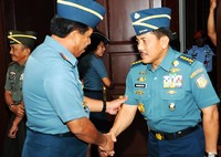 Panglima TNI Laksamana TNI Agus Suhartono memberikan selamat kepada Kepala Staf Angkatan Laut Laksamana TNI Marsetio. (Puspen TNI).