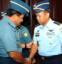 Panglima TNI Laksamana TNI Agus Suhartono mengucapkan selamat kepada Kepala Staf Angkatan Udara Marsekal TNI I.B. Putu Dunia. (Puspen TNI).