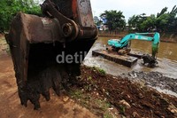 Ekskavator dikerahkan untuk mengeruk endapan tanah di Kali Ciliwung.