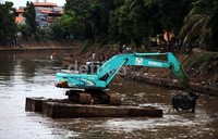 Sebuah ekskavator melakukan pengerukan.
