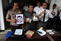 Kabid Humas Polda Metro Jaya, Kombespol Rikwanto, Direktur Reserse Narkoba Polda Metro Jaya Kombespol Nugroho Aji menunjukkan barang bukti narkoba jenis sabu-sabu.