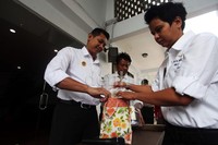 Petugas menggelar barang bukti.