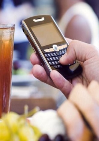 Hobi Potret Makanan Pakai Ponsel? Perhatikan 4 Etika Ini!
