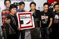 Atas penjualan album perdananya yang mencapai 1 juta kopi, Ariel cs itu sukses mendapatkan Multi Platinum Award. Gus Mun/detikHOT.