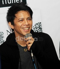 Wajah bahagia Ariel setelah berhasil meraih Multi Platinum Award untuk album NOAH yang bertajuk 'Seperti Seharusnya'. Gus Mun/detikHOT.