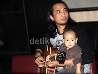 (Dalam pertunjukan tersebut) Ada beberapa lagu bahasa Inggris saya nyanyi pakai gitar, ujarnya.