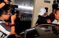 Pengawalan cukup ketat saat Raffi hendak meninggalkan kantor BNN. (Mauludi/detikFoto).