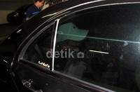 Raffi terlihat menumpangi mobil Mercedes Benz berwarna hitam. (Mauludi/detikFoto).